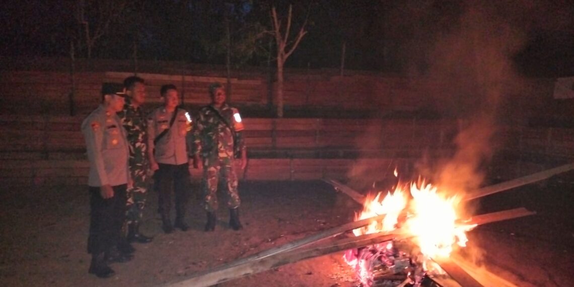 Tegas! Polsek Kalis dan Koramil Kalis Bongkar Bakar Arena Sabung Ayam di Nanga Danau Kalis
