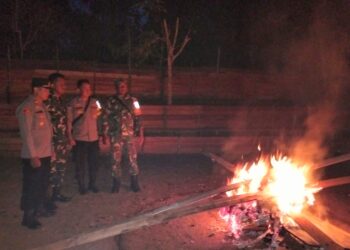 Tegas! Polsek Kalis dan Koramil Kalis Bongkar Bakar Arena Sabung Ayam di Nanga Danau Kalis