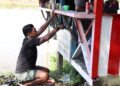 Kodim 1206/Putussibau dan Warga Hilir Kantor Peremajaan Pos Kamling dengan Semangat Pancasila