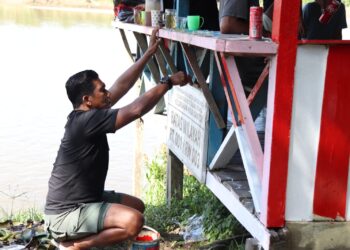 Kodim 1206/Putussibau dan Warga Hilir Kantor Peremajaan Pos Kamling dengan Semangat Pancasila