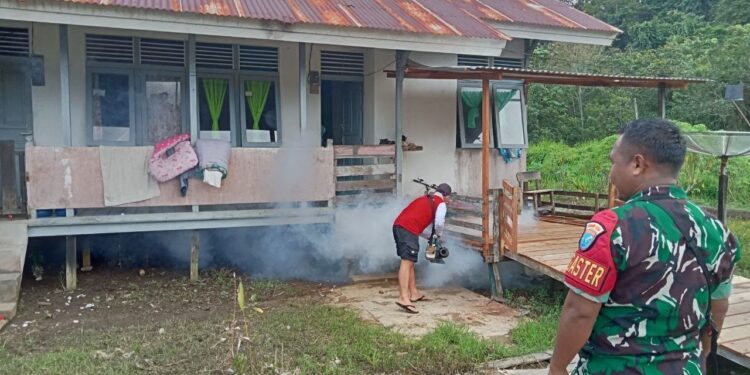 Cegah Wabah DBD, Babinsa & Puskesmas Batang Lupar Gencar Fogging di SMAN 1: “3M Plus Kunci Utama