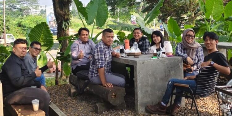 Team ARA LAW FIRM Diskusi santai bersama Calon Klien di Kopi Nako Sentul Bogor