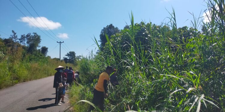 Jalan Lintas Senara Makin Aman Polsek Jongkong Gagas Gotong Royong Bersih-Bersih Semak Rawan Kecelakaan