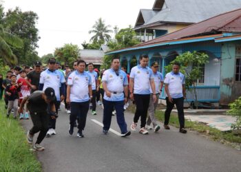 Semarak Bhayangkara ke-80! Ribuan Warga Tumpah Ruah Ikuti Jalan Sehat Bersama Polres Kapuas Hulu, Wujudkan Polri Dekat dengan Masyarakat