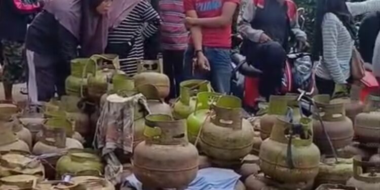 Demi Mendapatkan Harga Murah Masyarakat Kapuas Hulu Rela Antre Gas Elpiji Berjam Jam