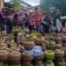 Demi Mendapatkan Harga Murah Masyarakat Kapuas Hulu Rela Antre Gas Elpiji Berjam Jam