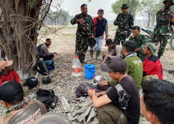 TNI & Babinsa Badau Perkuat Aparat di Tengah Karhutla TNDS