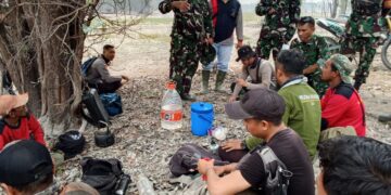 TNI & Babinsa Badau Perkuat Aparat di Tengah Karhutla TNDS