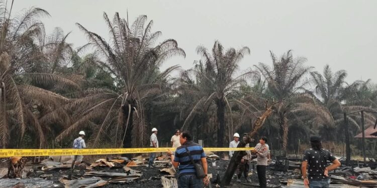 Barak Karyawan PT Kapuasindo Palm Industry di Empanang Ludes Terbakar, Diduga Korsleting Listrik