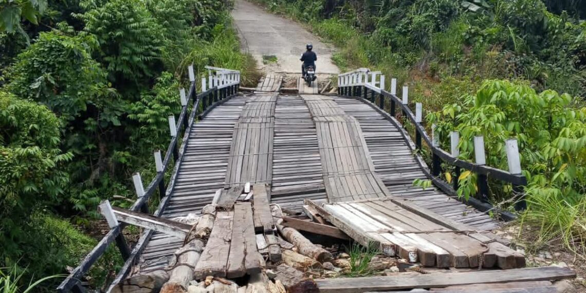 Jembatan Penghubung Desa Sangan di Boyan Tanjung Rusak Parah, Warga Takut Ambruk