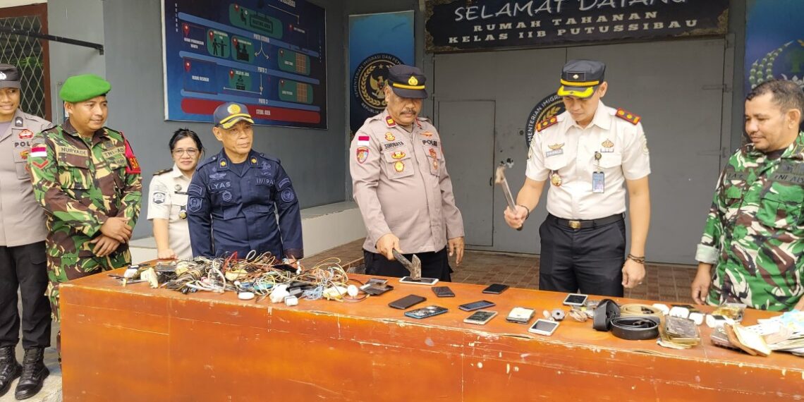 Geledah Rutan Putussibau, TNI-Polri Temukan Cutter hingga 10 HP, Semua WBP Dites Urine