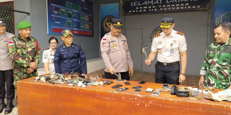 Geledah Rutan Putussibau, TNI-Polri Temukan Cutter hingga 10 HP, Semua WBP Dites Urine