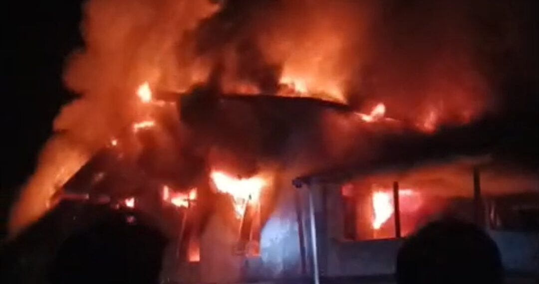 Rumah 2 Lantai di Engkerengas Selimbau Terbakar, Diduga Korsleting Listrik Rugikan Rp100 Juta
